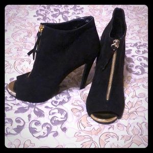 Peep toe Black and gold zip up booties